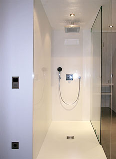 Moderne weiße Dusche in LG-Hi Macs