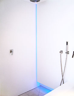 Modern gestaltete Dusche in LG-Hi Macs
