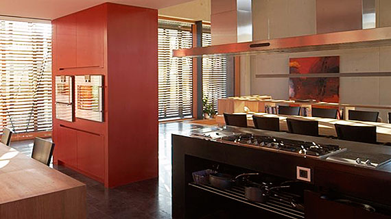 Küche in in rotem und schwarzem LG-Hi Macs