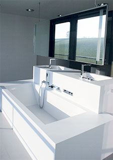 Weiße Design-Badewanne und -Waschtisch in LG-Hi Macs