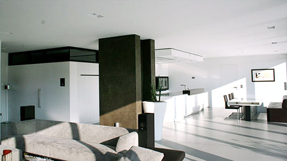 Modern gestalteter Wohnbereich, Blick in die offene Küche