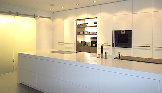 Weiße Design-Küche aus LG-Hi Macs, integrierte Pendeltüren